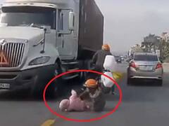 Mother Saves Child: సూపర్ మదర్ - లారీ కింద పడబోయిన కొడుకు కోసం ఆ తల్లి ఏం చేసిందో చూడండి