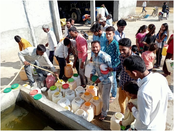 Indore Village facing serious water crisis people has to be queued for hours for few liter water ANN Indore News: पीने के पानी के लिए तरस रहा है एक गांव, एक डिब्बा पानी के लिए घंटों लगानी पड़ती है लाइन