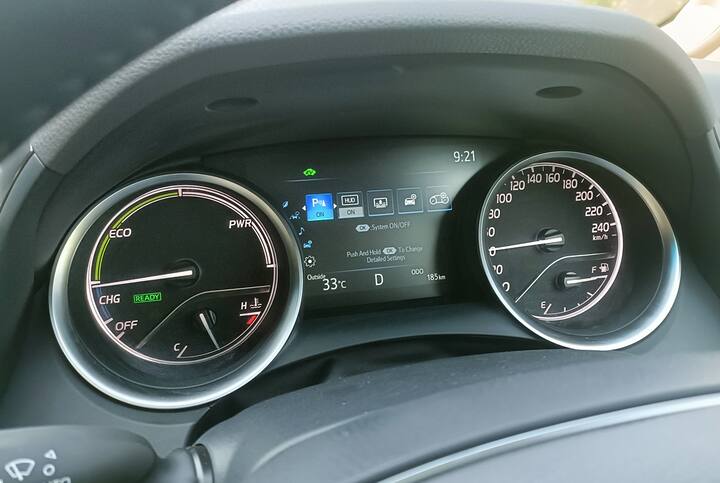 একটি বিশাল গাড়ি হওয়া সত্ত্বেও, ক্যামরি হাইব্রিডে একটি হালকা স্টিয়ারিং দিয়েছে কোম্পানি। যার ফলে গাড়ি চালানো খুবই সহজ হবে আপনার পক্ষে। ভাল গ্রাউন্ড ক্লিয়ারেন্স থাকার ফলে বাম্পারে গাড়ির কোনও ক্ষতি হয় না।