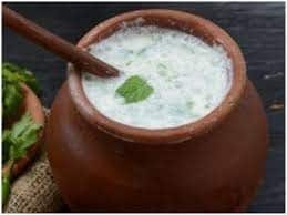 ગરમીમાં છાશ સૌથી ફાયદાકારક ડ્રિન્ક છે. આપ લંચમાં છાશને જરૂર એડ કરો. છાશ શરીરને ઠંડક આપવાની સાથે હાઇડ્રેઇટ રાખે છે. આપ છાશના બદલે મીઠી લસ્સી પણ પી શકો છો. છાશ પીવાથી કબજિયાતની સમસ્યા દૂર થાય છે.