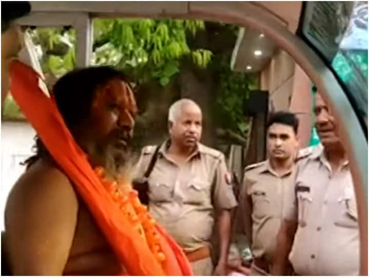 Jagadguru Paramhansacharya was kicked out of the Taj Mahal and Now the police apologized Taj Mahal News: जगद्गुरु परमहंसाचार्य की ताजमहल में नो एंट्री! शिष्यों को भी धक्का मारकर निकाला बाहर, अब पुलिस ने मांगी माफी