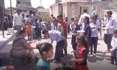 ગીર સોમનાથઃ ઉનાના કાળપાણ ગામની શાળામાં મધ્યાહન ભોજન માટે તડકામાં શેકાતા બાળકો, જુઓ વીડિયો