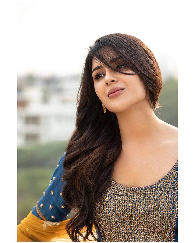 ఇదిలా ఉండగా.. ఈ బ్యూటీ పలు ఫొటోషూట్లలో పాల్గొంటూ దర్శకనిర్మాతలు ఎట్రాక్ట్ చేస్తోంది. (Photo Courtesy: Samyuktha Menon Instagram)