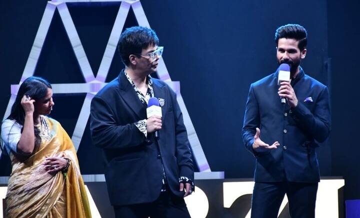 ‘ফর্জি’কে থ্রিলার হিসেবেই তুলে ধরা হচ্ছে। এ দিনের অনুষ্ঠানে সঞ্চালনার দায়িত্বে ছিলেন কর্ণ জোহর। অভিষেক বচ্চন, মনোজ বাজপেয়ী, প্রাচী দেসাই, পঙ্কজ কপূররাও উপস্থিত ছিলেন।