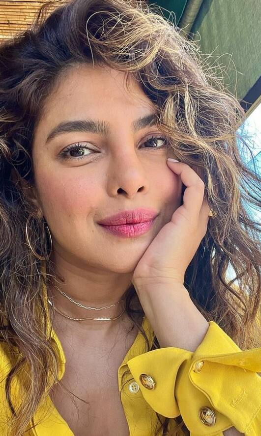 लग्नानंतर अमेरिकेत असूनही प्रियांका चोप्रा सोशल मीडियाच्या माध्यमातून चाहत्यांच्या संपर्कात असते.