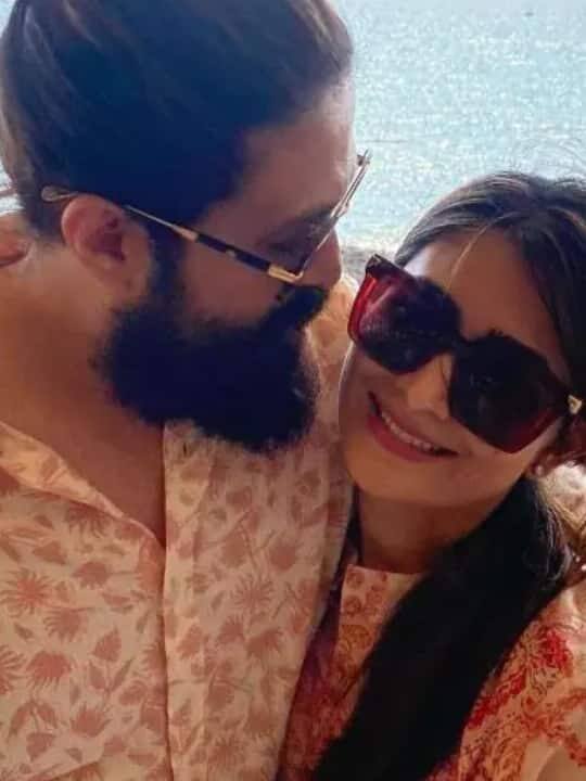 હાલમાં યશ તેની તાજેતરની રિલીઝ થયેલી ફિલ્મ KGF 2 માટે પ્રશંસા મેળવી રહ્યો છે. આ ફિલ્મને દર્શકોએ ખૂબ પસંદ કરી છે. આવી સ્થિતિમાં, આ તસવીરો જોઈને લાગે છે કે યશ તેની પત્ની સાથે ફિલ્મની સફળતાનો આનંદ માણી રહ્યો છે.