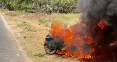 Watch: ਨਾਰਾਜ਼ ਓਲਾ ਗਾਹਕ ਨੇ ਇਲੈਕਟ੍ਰਿਕ ਸਕੂਟਰ 'ਤੇ ਪੈਟਰੋਲ ਪਾ ਲਾਈ ਅੱਗ