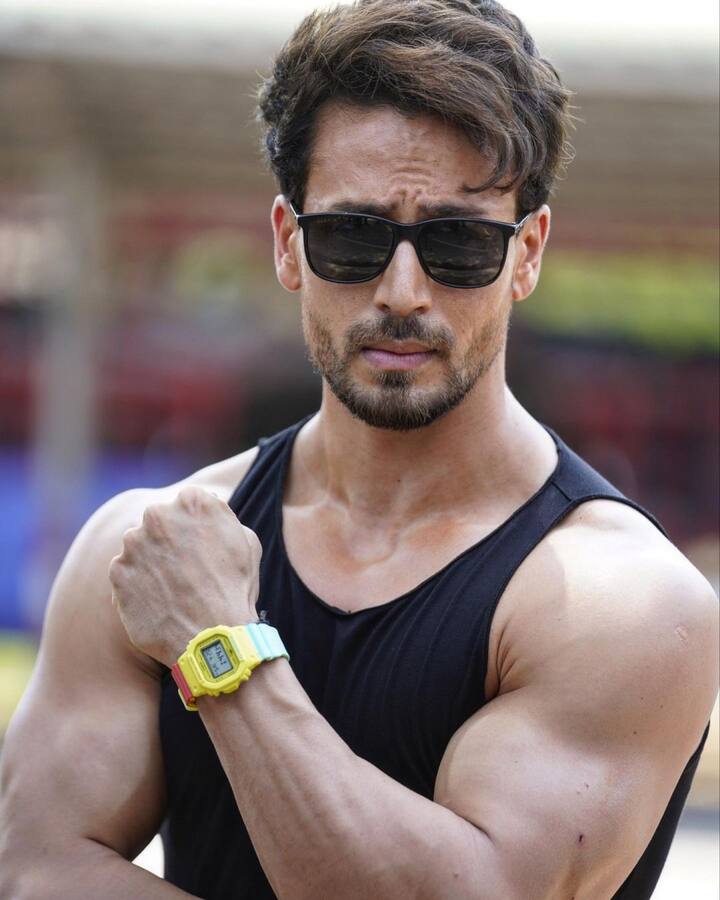 2014 मध्ये प्रदर्शित झालेल्या हिरोपंती या चित्रपटामधून त्यानं बॉलिवूडमध्ये पदार्पण केलं. त्यावेळी टायगरच्या फिटनेसनं अनेकांचे लक्ष वेधलं पण काहींनी त्याच्या लूकला ट्रोल केलं.(photo:tigerjackieshroff/ig)