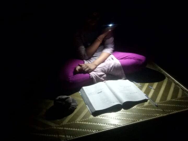 Power Cut Problems In AP: Nellore students studies under mobile phone light, photos viral Power Cut Problems In AP: సెల్‌ఫోన్ లైటింగ్‌లో పిల్లల చదువులు! పది పరీక్షల వేళ కరెంటు కోతలు - ఈ ఫోటోలు నిజమేనా?