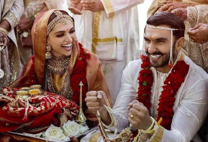 बॉलीवुड एक्टर रणवीर सिंह और दीपिका पादुकोण ने शादी के लिए ट्रेडिशनल कलर के आउट फिट को चुना था. इसके साथ ही बॉलीवुड के इस कपल ने रेड कलर के कार्नेशन फूलों की वरमाला पहन अपने लुक को कंप्लीट किया था.