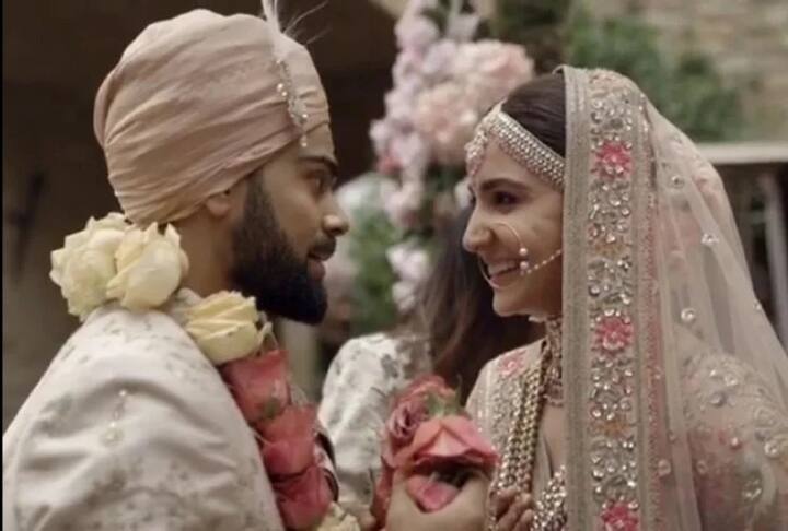 विराट कोहली औऱ अनुष्का शर्मा ने अपनी शादी में लाइट येलो और रेड कलर की वरमाला पहनी थी.