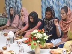 छात्राओें के इफ्तार में शामिल हुए BHU के वीसी तो हुआ हंगामा, फूंका गया पुतला