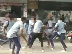 கோவையில் அரசுப்பள்ளி மாணவர்கள் சாலையில் மோதல் ; பதைபதைக்க வைக்கும் வீடியோ காட்சிகள்..