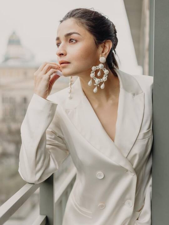 इसे आप हर आउटफिट के साथ कैरी कर सकती हैं. यकीनन आपके लुक और इस खूबसूरत ईयररिंग्स से लोगों की नजरें नहीं हटेंगी.