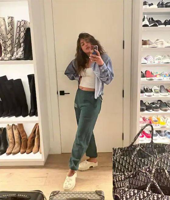 ਪ੍ਰਿਅੰਕਾ ਸੋਸ਼ਲ ਮੀਡੀਆ 'ਤੇ ਕਾਫੀ ਐਕਟਿਵ ਰਹਿੰਦੀ ਹੈ ਤੇ ਆਪਣੀ ਪਰਸਨਲ-ਪ੍ਰੋਫੈਸ਼ਨਲ ਲਾਈਫ ਨਾਲ ਜੁੜੇ ਹਰ ਅਪਡੇਟ ਫੈਨਜ਼ ਨੂੰ ਦਿੰਦੀ ਰਹਿੰਦੀ ਹੈ।