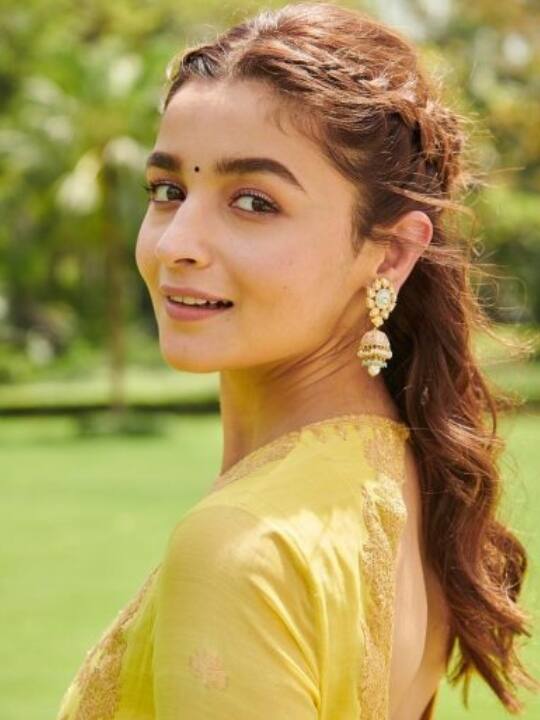 अगर आपको भी ज्यादा भारी-भरकम ईयररिंग्स पसंद ना हो, तो ये आपके लिए ही है. इससे आपके ट्रेडिशनल लुक को क्लासी टच मिलेगा.