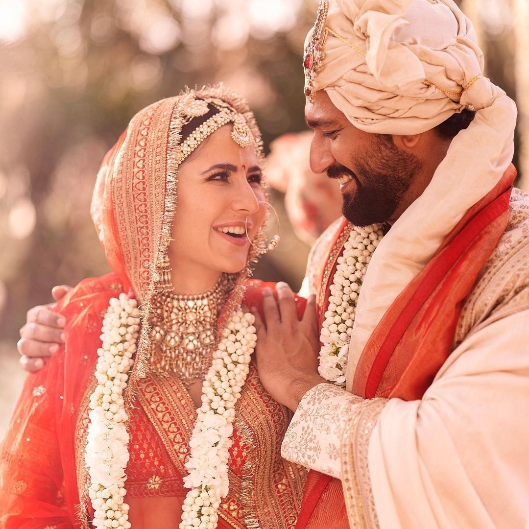 What Jaimala Color To Pick Based On Your Lehenga! | Indian wedding dress,  Indian bridal wear, Backless wedding dress