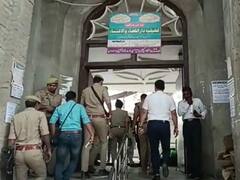 Ayodhya: अयोध्येत वातावरण बिघडवण्याचा प्रयत्न, दोन मशिदींच्या गेटवर आक्षेपार्ह शब्द लिहिलेले कागद फेकले