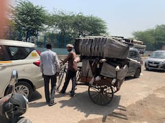 Delhi MCD: दिल्ली नगर निगम की कार्रवाई का डर शाहीन बाग में दिखा, दुकानों के आगे से हटने लगा सामान