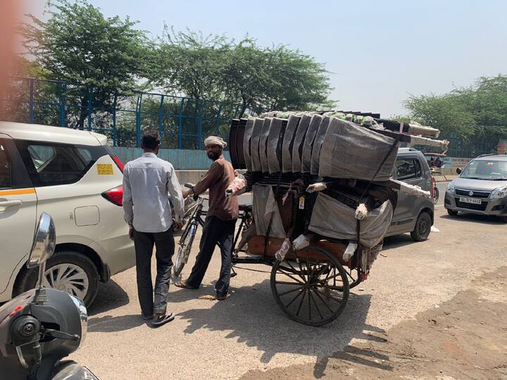 दिल्ली में जहांगीरपुरी के बाद शाहीनबाग में भी नगर निगम अतिक्रमण पर बुलडोजर चलाने की तैयारी में है. नगर निगम की कार्रवाई के डर से शाहीन बाग के दुकानदारों ने अपनी दुकान के आगे पड़े सामान को खुद ही हटा लिया है. इसके साथ ही अधिक सामान को वह रिक्शों पर ले जा रहे हैं और उन्हें डर है कि नगर निगम की कभी भी कार्रवाई कर सकता है.