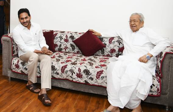 CM JAGAN Met AP Governor: రాజ్ భవన్ లో గవర్నర్ ను కలిసిన సీఎం జగన్ దంపతులు | ABP Desam