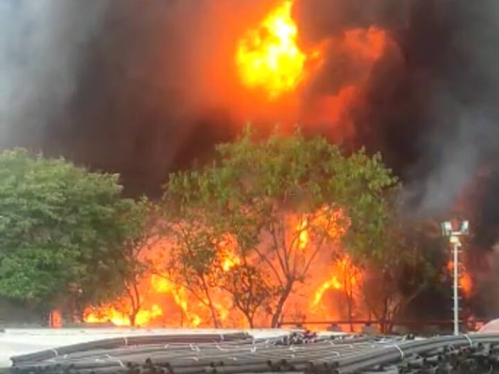 Dhar Pithampur massive fire broke out in the pipe factory ANN Dhar Fire: धार के पीथमपुर में पाइप फ्रैक्ट्री में लगी भीषण आग, कई किलोमीटर दूर से दिखा धुंआ