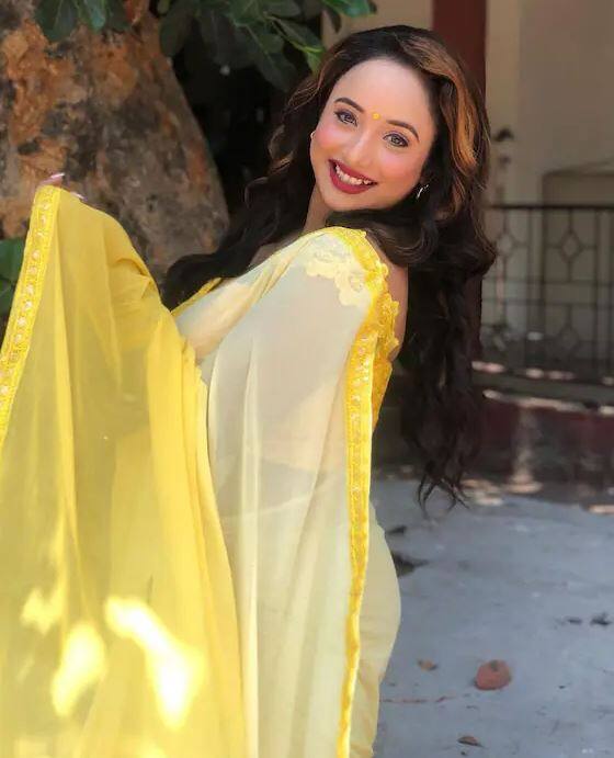 पीली साड़ी पहने रानी वाकई  बेहद खूबसूरत लग रही हैं वहीं उनकी स्माइल लाखों दिलों को घायल कर रही है.