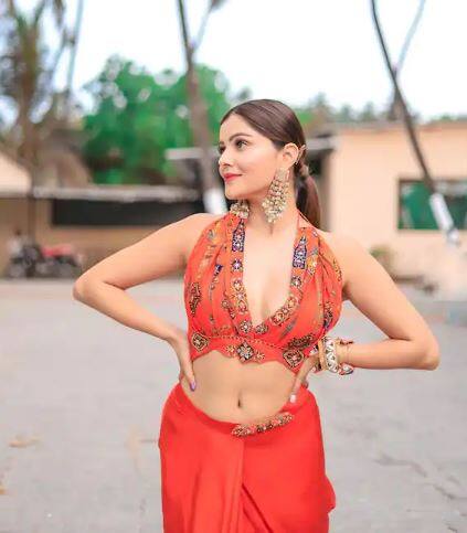 ਨਾਲ ਹੀ ਇਨ੍ਹਾਂ ਤਸਵੀਰਾਂ ਤੋਂ ਪਤਾ ਚੱਲਦਾ ਹੈ ਕਿ ਟੀਵੀ ਦੀ ਦੁਨੀਆ ਦੀ ਛੋਟੀ ਬਹੂ ਕਾਫੀ ਨਟਖਟ ਹੈ। ਉਸ ਦਾ ਮਜ਼ੇਦਾਰ ਅੰਦਾਜ਼ ਅਤੇ ਸੈਕਸੀ ਲੁੱਕ ਦਰਸ਼ਕਾਂ ਨੂੰ ਦੀਵਾਨਾ 'ਚ ਕਾਮਯਾਬ ਰਿਹਾ ਹੈ।