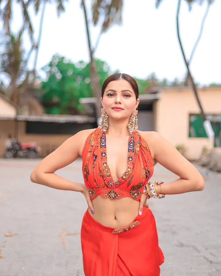 रुबिनाने तिच्या ग्लॅमरस फोटोशूटचे काही फोटो चाहत्यांसोबत शेअर केले आहेत, ज्यामध्ये ती डीप नेक ऑरेंज क्रॉप टॉप आणि धोती परिधान केलेली दिसत आहे.(photo:rubinadilaik/ig)
