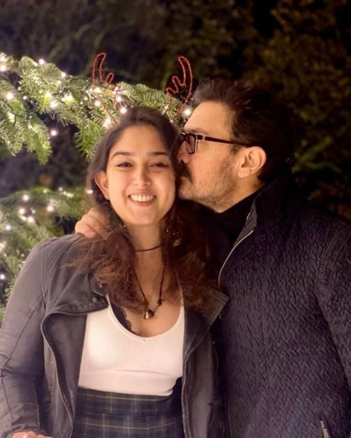 आमिर खान के बेटी आयरा खान भी पापा के साथ अब अक्सर फोटो शेयर करती रहती हैं. हाल ही में आयरा ने पापा के साथ कुछ क्यूट फोटोज़ शेयर की हैं जिनमें उन्होंने एक्टर का एक नया टैलेंट दिखाया है.