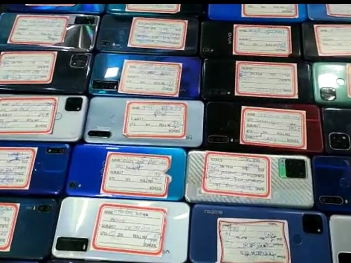 Mungeli police recovered 103 mobile from different places worth 11 lakhs and handed them over to the original owners ANN Mungeli News: मुंगेली में गुम हो गए थे 103 मोबाइल फोन, पुलिस के इस काम ने जीत लिया लोगों का दिल
