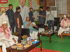 JDU's Iftar Party: नीतीश कुमार की इफ्तार पार्टी में शामिल हुए तेजस्वी यादव, सांसद बोले- 'चाचा और भतीजा एक हो जाएं'