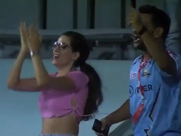 GT Vs SRH, IPL 2022: Hardik Pandya's wife Natasha jumps with joy as Rashid Khan hits 'Winning Six', reaction going viral GT Vs SRH: हार्दिकची पत्नी नताशाचं दमदार सेलिब्रेशन, गुजरातच्या विजयानंतर स्टँडमध्येच लागली नाचायला