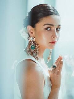 In Pics: पाना है आलिया भट्ट की तरह लुक तो इन ईयररिंग्स को करें कॉपी, भरी महफिल की निगाह आप पर होगी