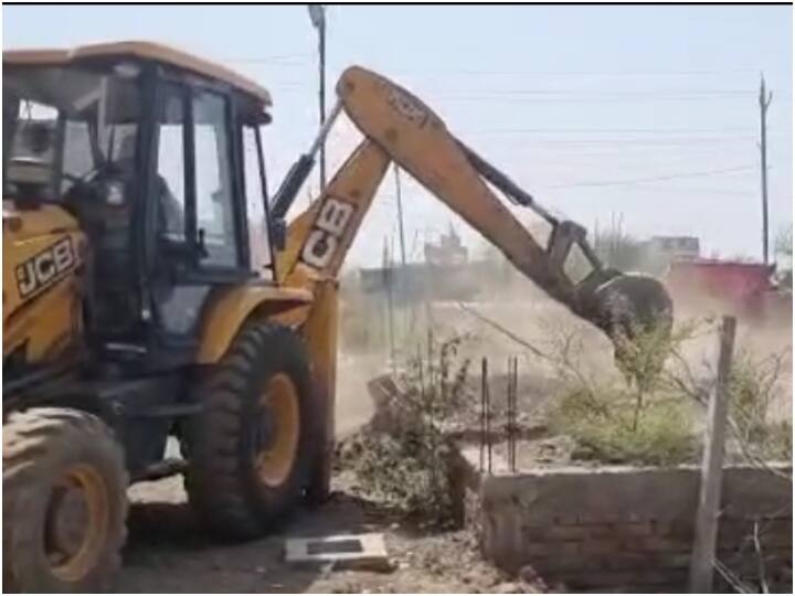 Jabalpur News: साढ़े चार करोड़ की सरकारी जमीन पर प्लाटिंग कर रहा था जेल में बंद माफिया, जानें प्रशासन ने फिर क्या किया jailed mafia occupied government land in Jabalpur bulldozer demolished illegal possession ANN Jabalpur News: साढ़े चार करोड़ की सरकारी जमीन पर प्लाटिंग कर रहा था जेल में बंद माफिया, जानें प्रशासन ने फिर क्या किया