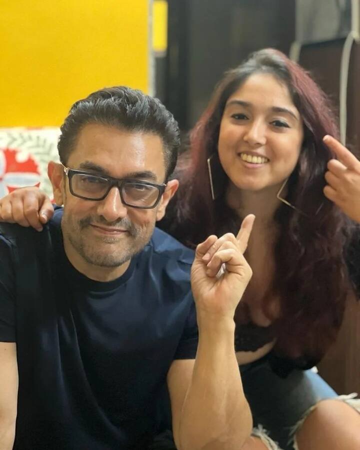 इन फोटोज़ में पापा बेटी की बॉन्डिंग काफी प्यारी दिख रही है. बालों में बेटी का हेयरबैंड लगाए आमिर काफी क्यूट दिख रहे हैं.