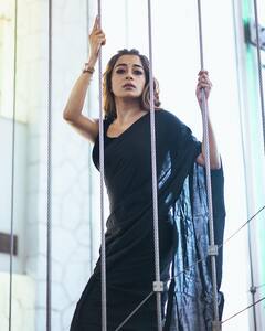 Teena Datta:काळ्या साडीत टीना दत्ताने दिल्या  बोल्ड पोज; पाहा फोटो!