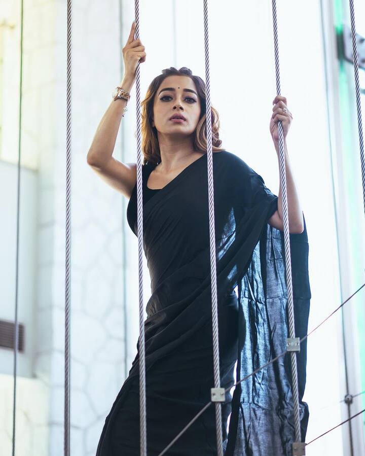 टीना दत्ता दररोज तिचे फोटो आणि व्हिडिओ शेअर करून चाहत्यांच्या संपर्कात असते.(photo:tinadatta/ig)