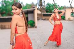 Rubina Dialiak Photos: बैकलेस ड्रेस में ड्रामेटिक पोज़ देती दिखीं छोटी बहू, एक्ट्रेस के इठलाते अंदाज़ ने मचाया इंटरनेट पर धमाल