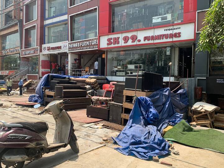 बता दें कि दिल्ली नगर निगम ने सरकारी जमीन पर हुए अवैध कब्जे का सर्वेक्षण शुरू कर दिया है. नगर निगम का कहना है कि सड़कों को अवैध कब्जे से मुक्त कराया जाएगा. वहीं एसडीएमसी के महापौर मुकेश सूर्यन के अनुसार जिन क्षेत्रों में अभियान चलाने की संभावना है, उनमें ओखला, तिलक नगर और शाहीन बाग शामिल हैं. हालांकि अभी तक अतिक्रमण विरोधी अभियान की तारीख तय नहीं की गई है.