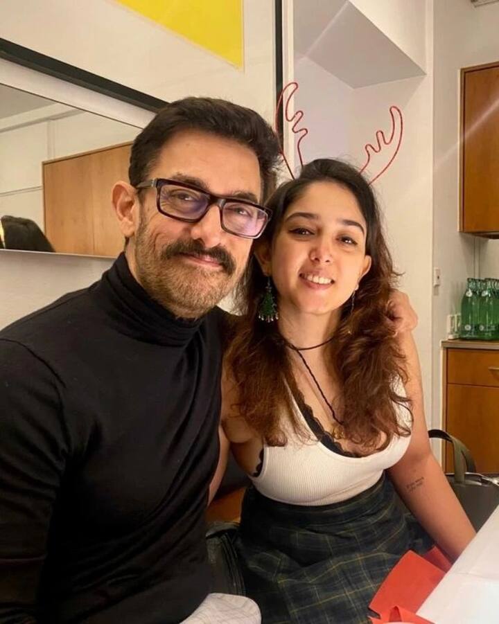 आपने अब तक आमिर खान के बहुत सारे टैलेंट देखे होंगे, लेकिन क्या आपको पता है आमिर खान एक मेकअप आर्टिस्ट भी हैं. आधिकारिक ना सही, लेकिन आमिर खान अच्छा मेकअप करना जानते हैं और इसकी कुछ झलकियां हीं आयरा ने अपनी फोटोज़ में दिखाई हैं.
