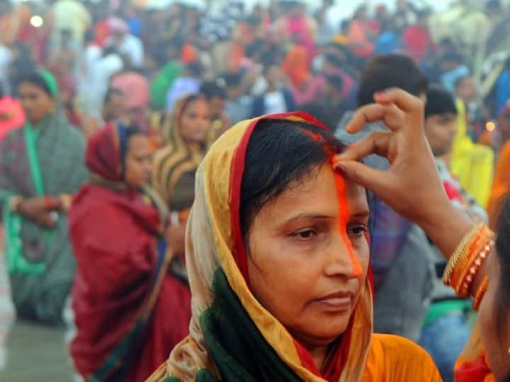 Why Bihar Jharkhand Women Put Narangi Sindoor in Maang Know Sindoor Significance Narangi Sindoor: बिहार और झारखंड में दुल्हन को लाल के बजाय क्यों लगाया जाता है नारंगी सिंदूर?