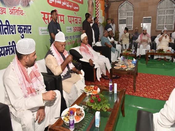 JDU's Iftar Party: नीतीश की इफ्तार पार्टी में पहुंचे तेजस्वी और तेज प्रताप, सियासी समीकरणों में बदलाव को लेकर कही बड़ी बात JDU's Iftar Party: नीतीश की इफ्तार पार्टी में पहुंचे तेजस्वी और तेज प्रताप, सियासी समीकरणों में बदलाव को लेकर कही बड़ी बात