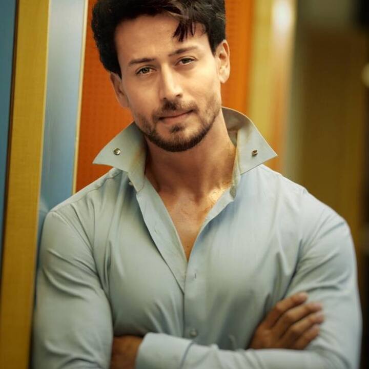 बॉलिवूडमधील प्रसिद्ध अभिनेता टायगर श्रॉफ (Tiger Shroff) त्याच्या डान्सनं आणि फिटनेसनं नेहमी प्रेक्षकांची मनं जिंकतो. (photo:tigerjackieshroff/ig)