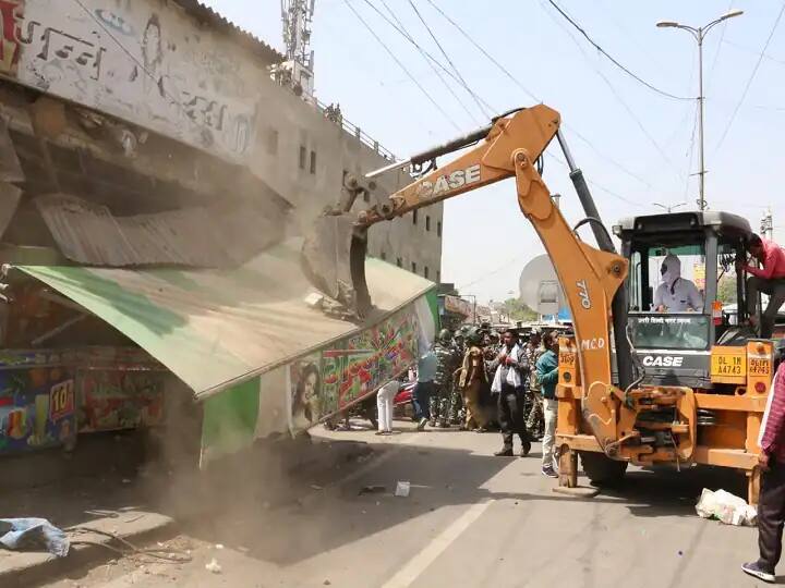 दिल्ली में पिछले सप्ताह उत्तरी दिल्ली नगर निगम द्वारा चलाए गए एक अतिक्रमण विरोधी अभियान में जहांगीरपुरी इलाके में कई मकान ढहा दिए गए थे. जिसे सुप्रीम कोर्ट ने रोक दिया था. अब एसडीएमसी द्वारा शाहीन बाग में अतिक्रमण विरोधी अभियान चलाने की तैयारी है, एसडीएमसी के महापौर मुकेश सूर्यन ने कहा अतिक्रमण विरोधी अभियान शुरू होने से पहले, सार्वजनिक भूमि, सड़कों और फुटपाथों पर अतिक्रमण करने वालों को नोटिस भेजे जाएंगे.