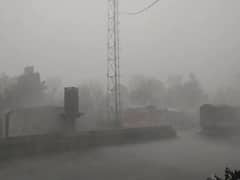 Hyderabad Rains : హైదరాబాద్ లో ఈదురుగాలులతో వర్షం, ఉక్కపోతకు కాస్త ఉపశమనం