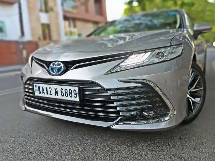 Toyota Camry Hybrid 2022 Review Check Price Performance Looks Mileage Camry Hybrid Review: लहान हॅचबॅक कार इतकेच मायलेज देणारी लग्झरी कार! दमदार इंजिनसह किंमत आहे...