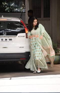 Sara Ali Khan Photos: ਗ੍ਰੀਨ ਸ਼ਰਾਰਾ ਸੂਟ 'ਚ ਸਾਰਾ ਅਲੀ ਖ਼ਾਨ ਦਾ ਸਿੰਪਲ ਲੁੱਕ ਫੈਨਸ ਦੇ ਦਿਲਾਂ 'ਤੇ ਚਲਾ ਰਿਹਾ ਛੁਰੀਆਂ