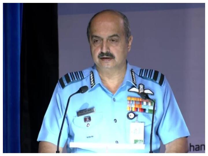 Air Chief Marshal VR Chaudhari said We Need to Prepare for short swift wars Air Force Chief on War: वायु सेना प्रमुख बोले- भविष्य में जंग के लिए बड़े बदलाव की जरूरत, कम वक्त में युद्ध के लिए रहना होगा तैयार