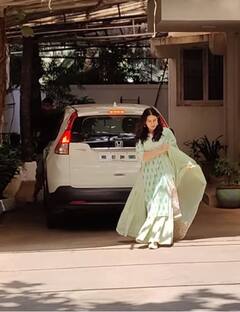 Sara Ali Khan Photos: ਗ੍ਰੀਨ ਸ਼ਰਾਰਾ ਸੂਟ 'ਚ ਸਾਰਾ ਅਲੀ ਖ਼ਾਨ ਦਾ ਸਿੰਪਲ ਲੁੱਕ ਫੈਨਸ ਦੇ ਦਿਲਾਂ 'ਤੇ ਚਲਾ ਰਿਹਾ ਛੁਰੀਆਂ